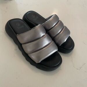 Cougar Silver Puffer Julep  Slide Sandals Size 6